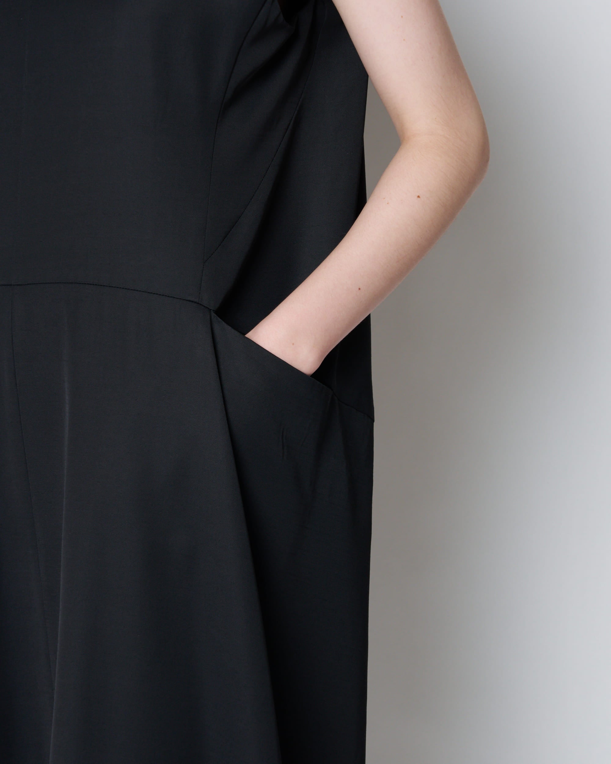 【PRE ORDER】LAURA - ROUND SHAPE SLEEVELESS DRESS