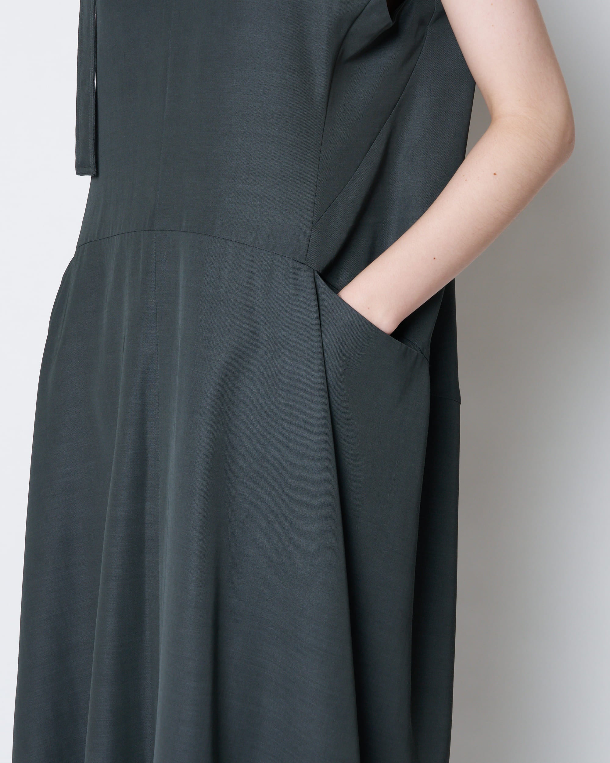 【PRE ORDER】LAURA - ROUND SHAPE SLEEVELESS DRESS