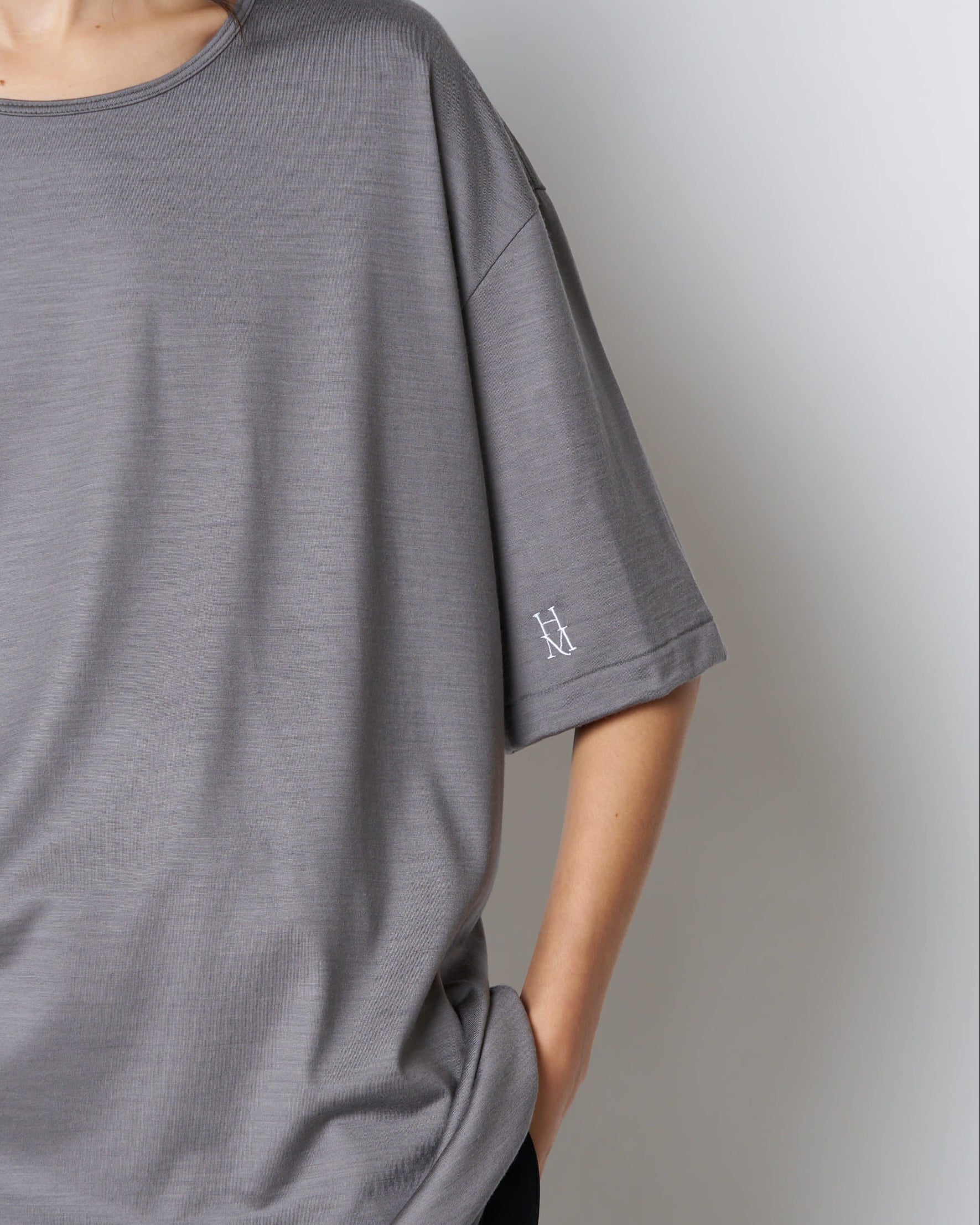 【PRE ORDER】JUNEVE - LOOSE FIT HM LOGO T-SHIRT