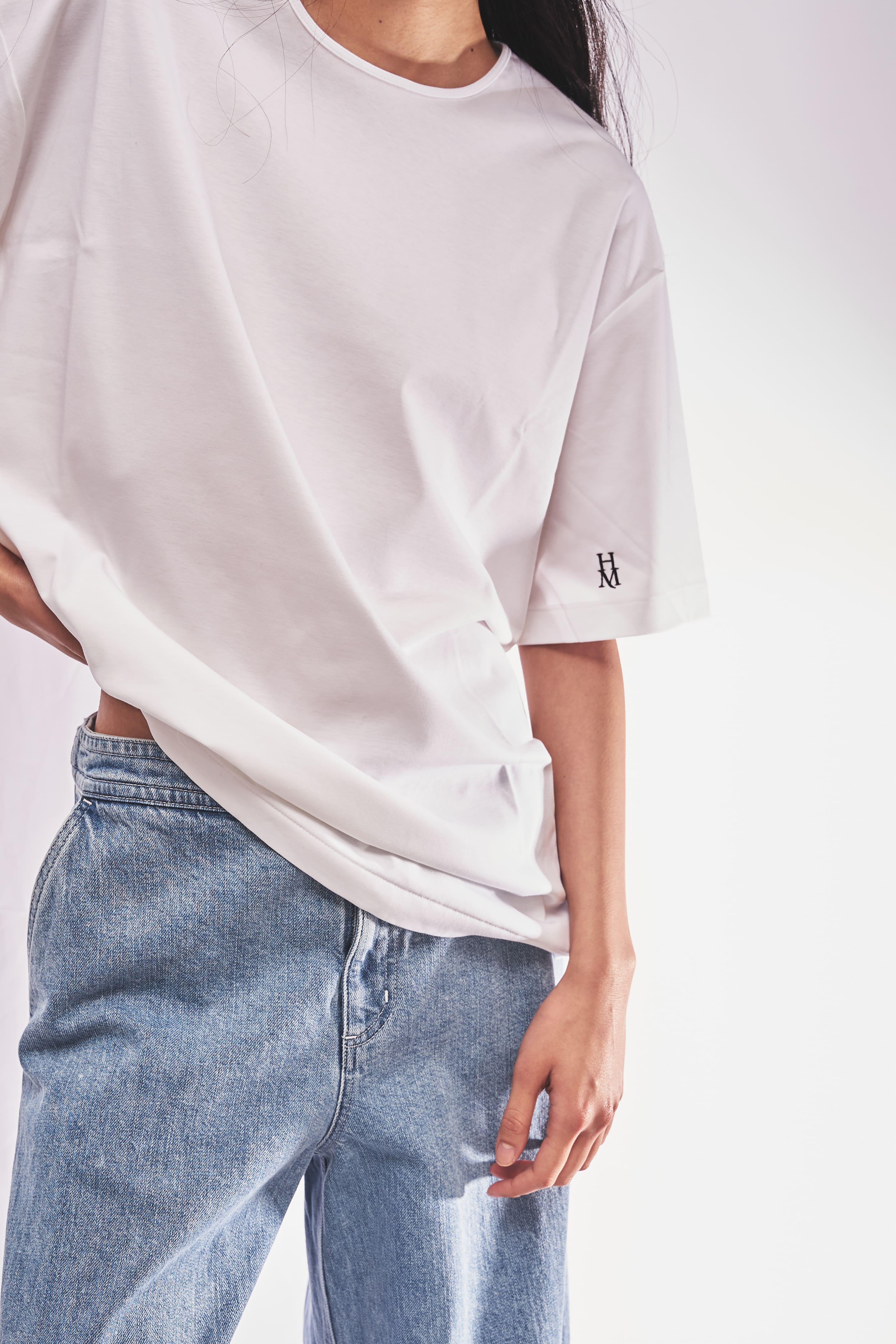 JUNEVE - LOOSE FIT HM LOGO T-SHIRT