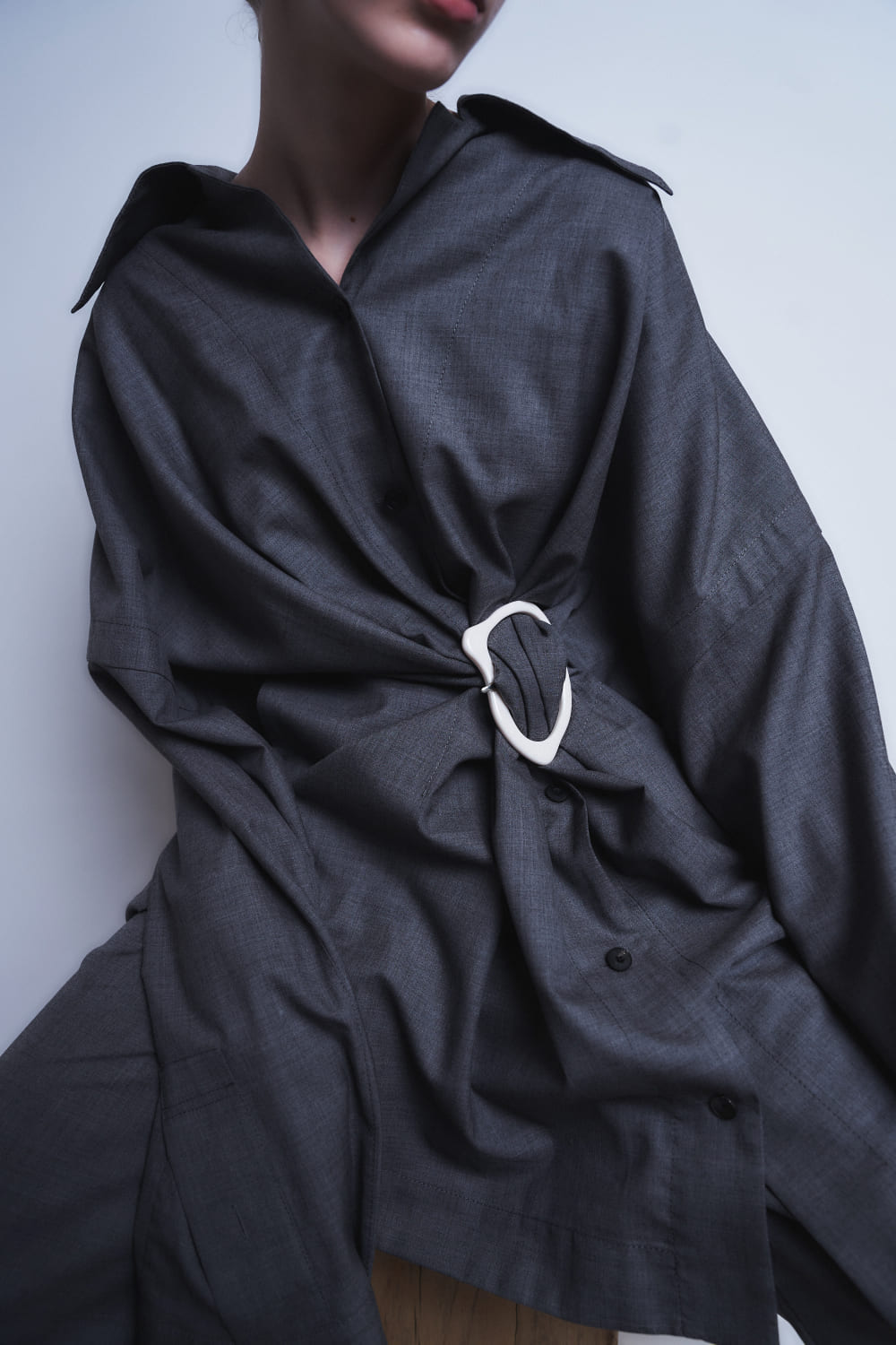 HARUNOBUMURATA ハルノブムラタMARIALUISAグレー MARIALUISA - WOOL GATHERED SHIRT WITH BUCKLE – HARUNOBUMURATA