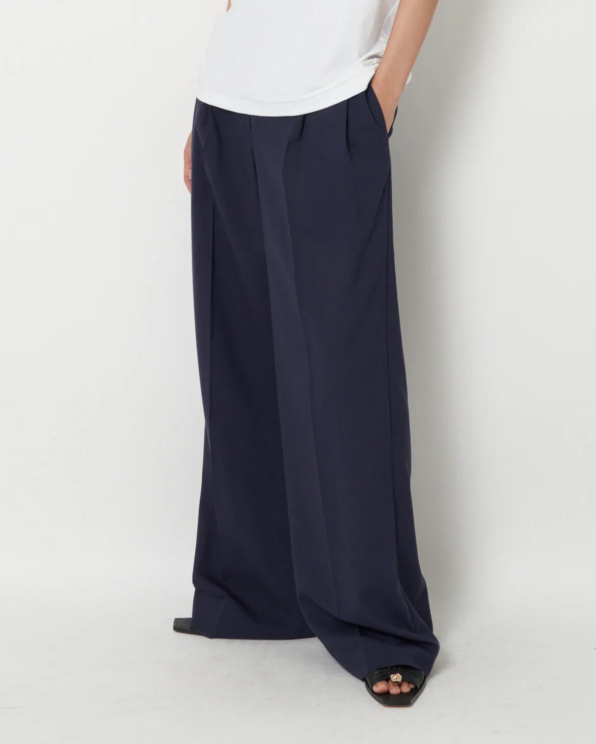 ISPARTA - WIDE SILHOUETTE LIGHT WOOL TUCKED TROUSERS