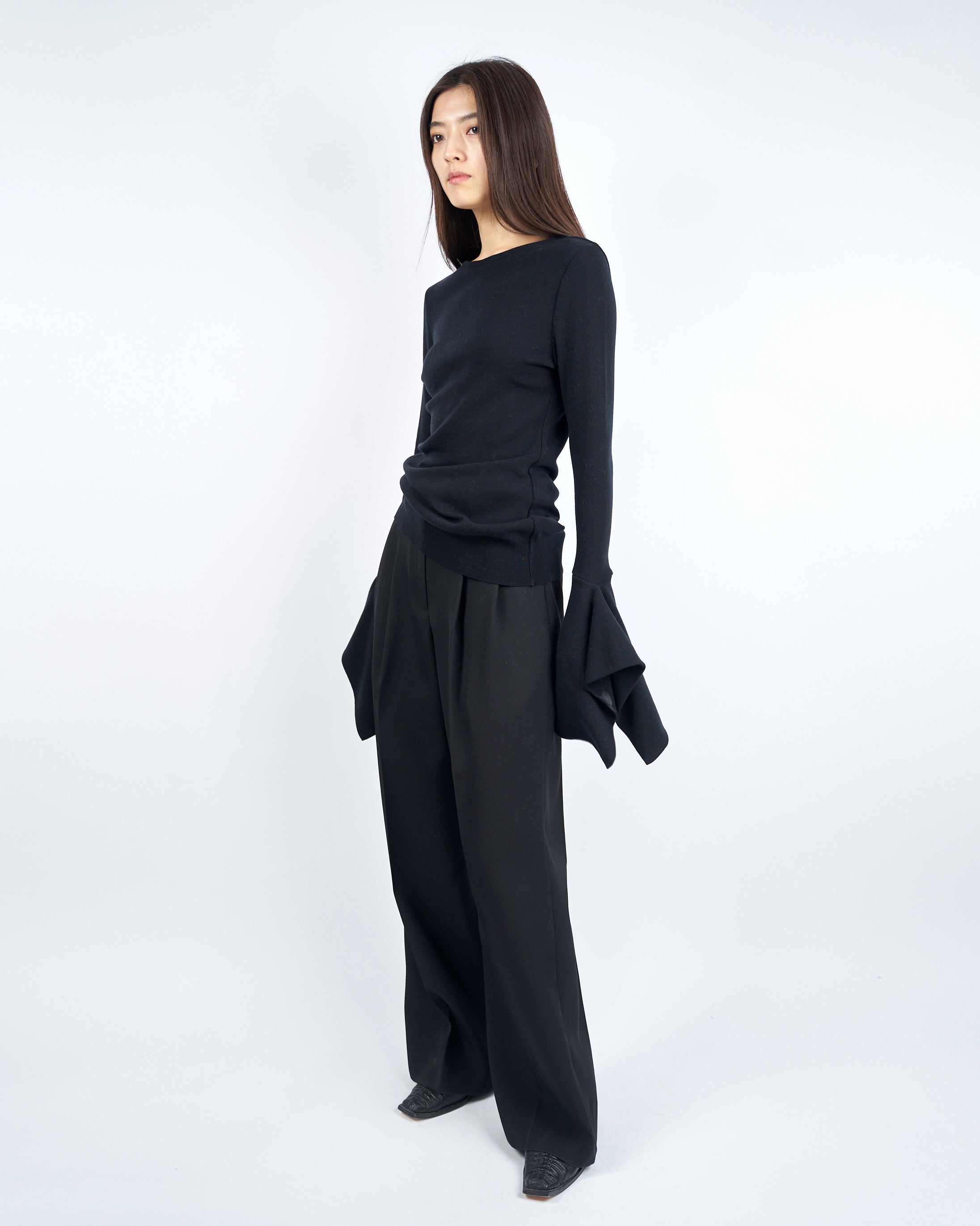 IZU - DRAPE CUFFS SMOOTH KNIT TOP