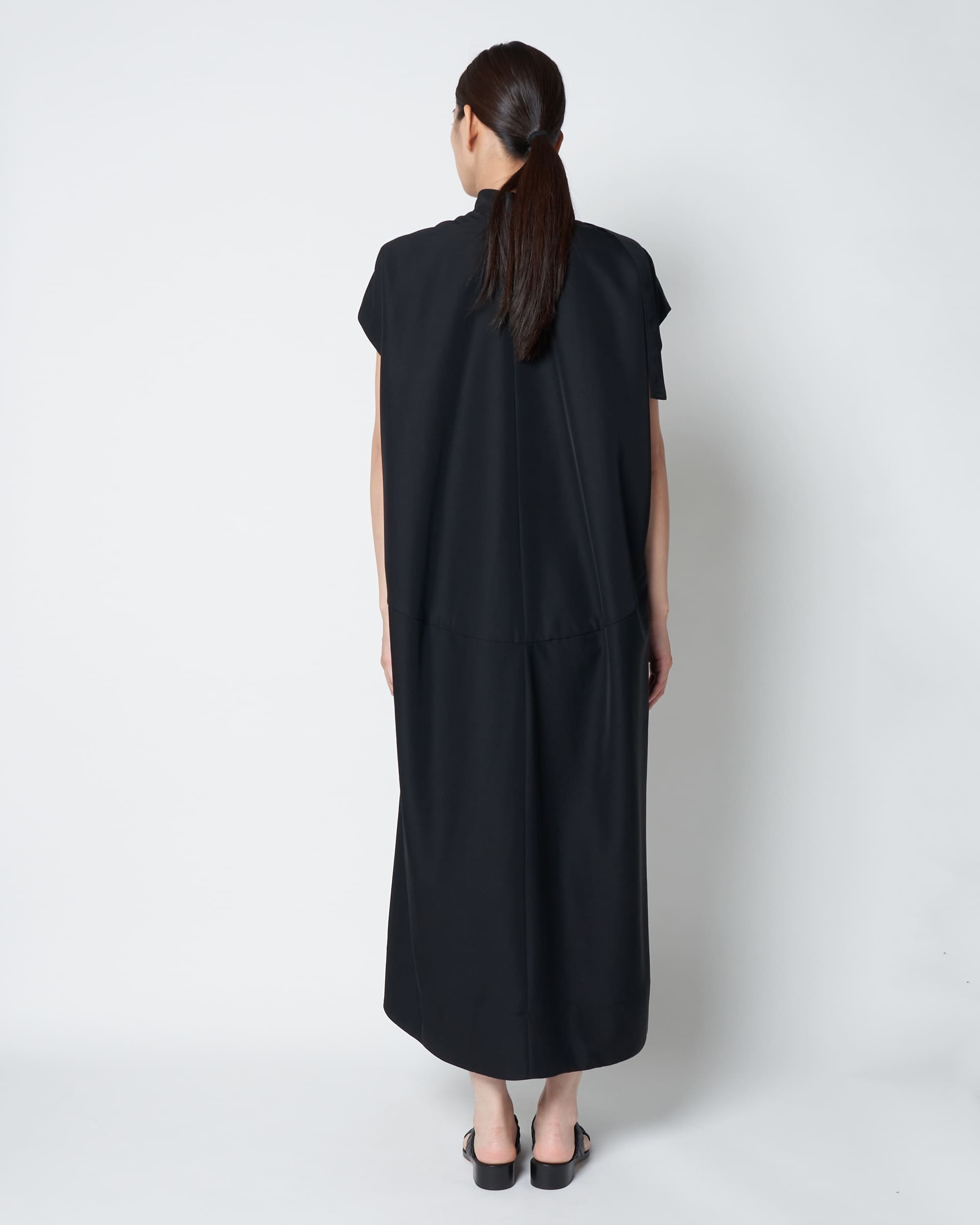 LAURA - ROUND SHAPE SLEEVELESS DRESS