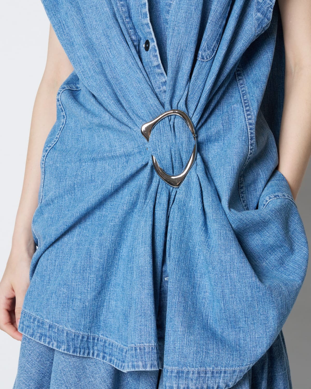 【PRE ORDER】NOA - DENIM GATHERED TOP WITH BUCKLE