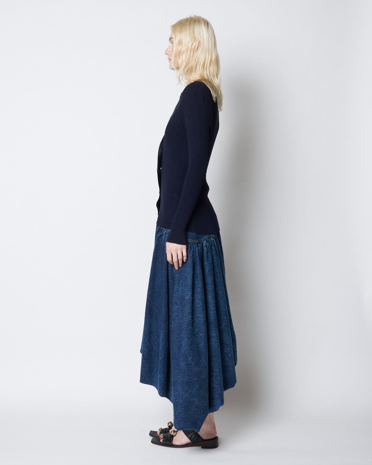 【PRE ORDER】PEARL - V NECK CARDIGAN WITH BUTTONS