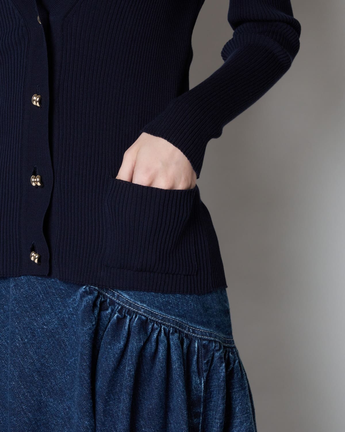 【PRE ORDER】PEARL - V NECK CARDIGAN WITH BUTTONS