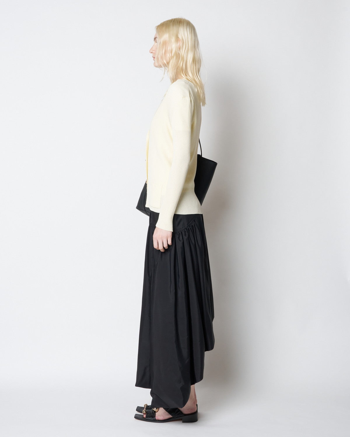 【PRE ORDER】PEARL - V NECK CARDIGAN WITH BUTTONS